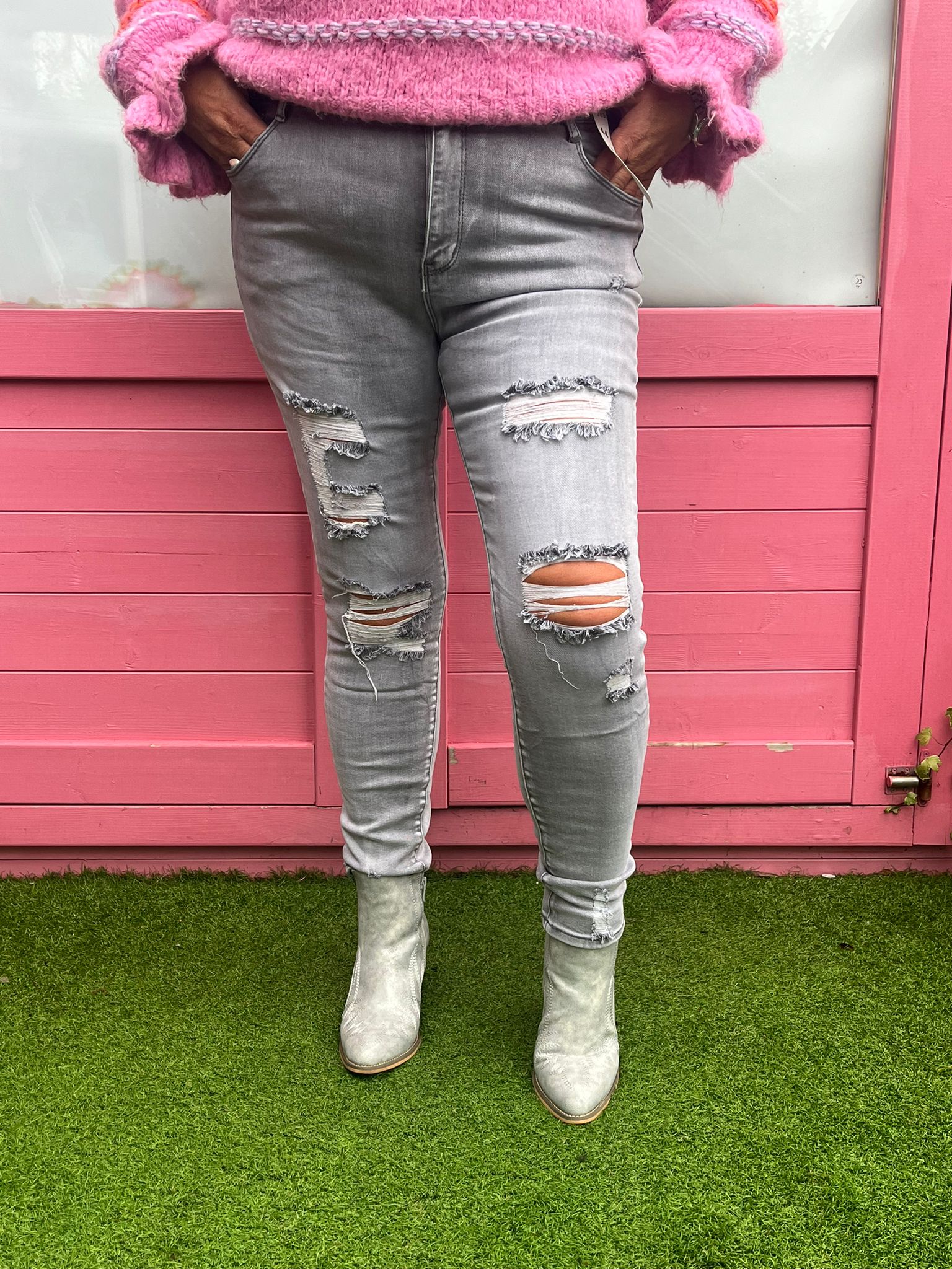 DAISY Distressed Grey Wash Jean