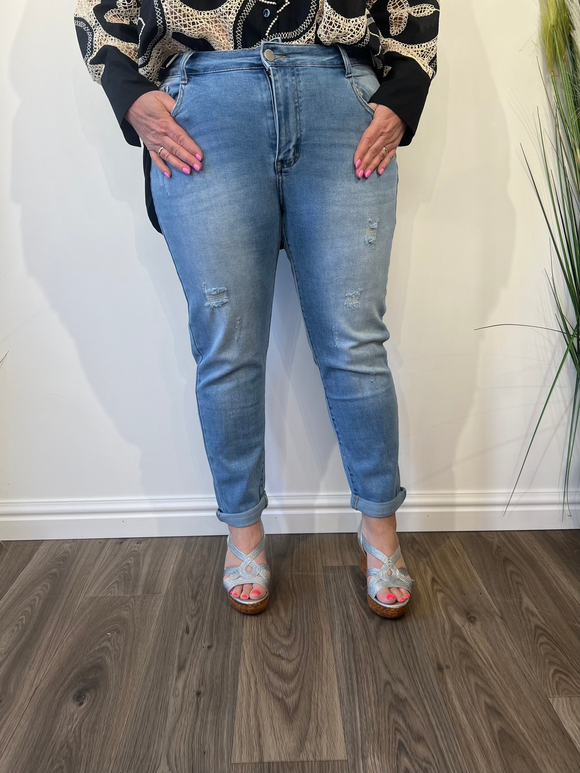 DEBBIE Distress Mom Jean